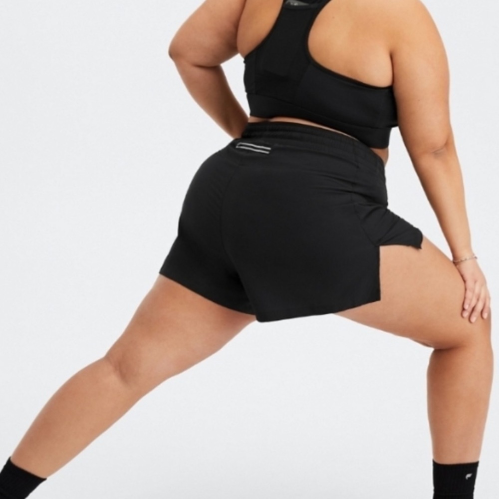 Fabletics Breathe Mid-Rise Run Short in Black XXL